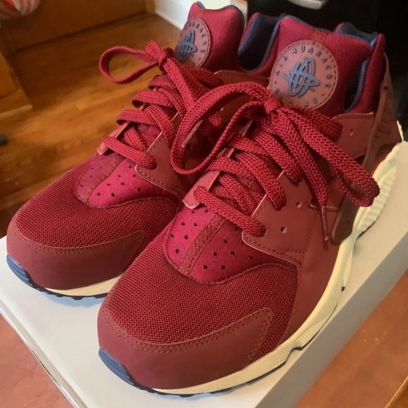 Nike Men’s Huarache “Team Red” . Burgundy/Nacy - New Condition - Picture 3 of 5